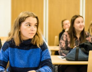 Dekorativt billede. Elever i klasselokale.