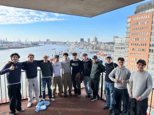 Studerende med udsigt over Hamburg havn og byens skyline på studietur med fokus på fællesskab og internationale oplevelser.