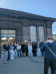 Studerende samlet foran Sternschanze station i Hamburg på studietur med fokus på fællesskab og internationale oplevelser.
