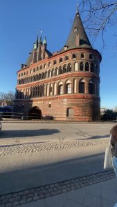 Historisk rødstensbygning ved Langebro i København med gotisk arkitektur og tårne i solskin.